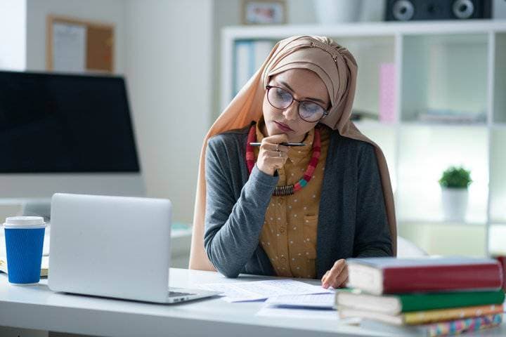Teaching English Abroad vs Online: Which TEFL Job Is Best for You?
